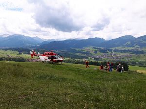 Rettungshubschrauber RK2 und Sonthofer Bergretter bei der Versorgung